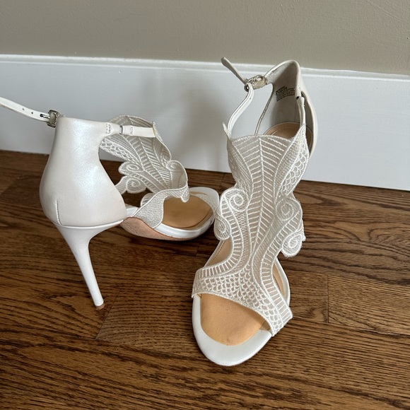Soulier mariage blanc Vince Camuto Collection, gr 8,5 - Picture 4 of 4